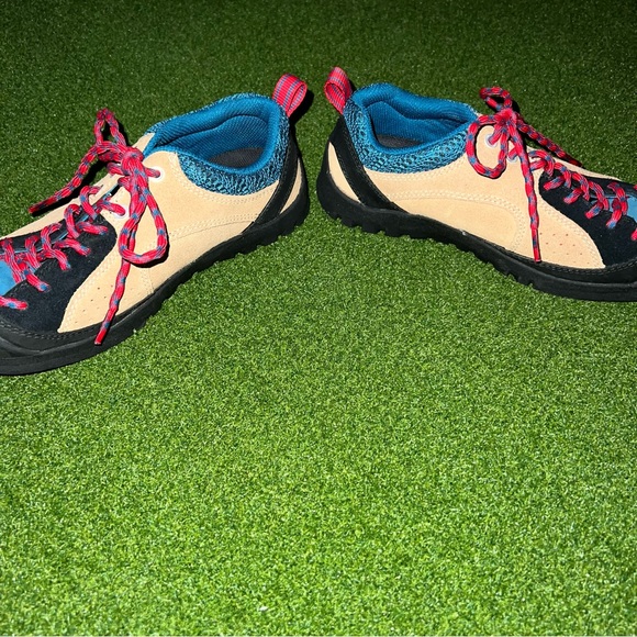 Keen women’s lace up jasper rocks sneaker in fjord blue, safari, & red - Picture 4 of 16